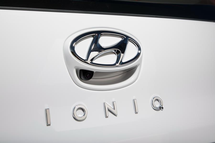 Логотип Hyundai IONIQ plug-in (AE) 2016 года  (фото 9 из 42)